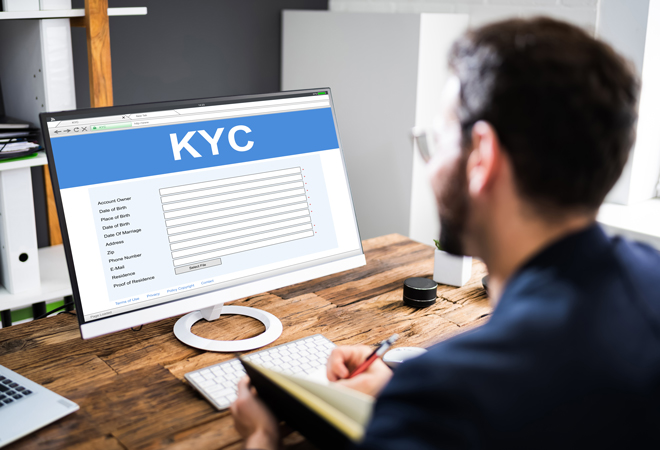 由于卖家的公司主体、法人和提交的其他信息不相同，部分卖家会被抽查，仍需遵循之前的流程，提交材料和信息进行KYC审核。